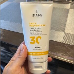 Buy 2 get 1 FREE ! IMAGE : Daily prevention sheer matte moisturizer